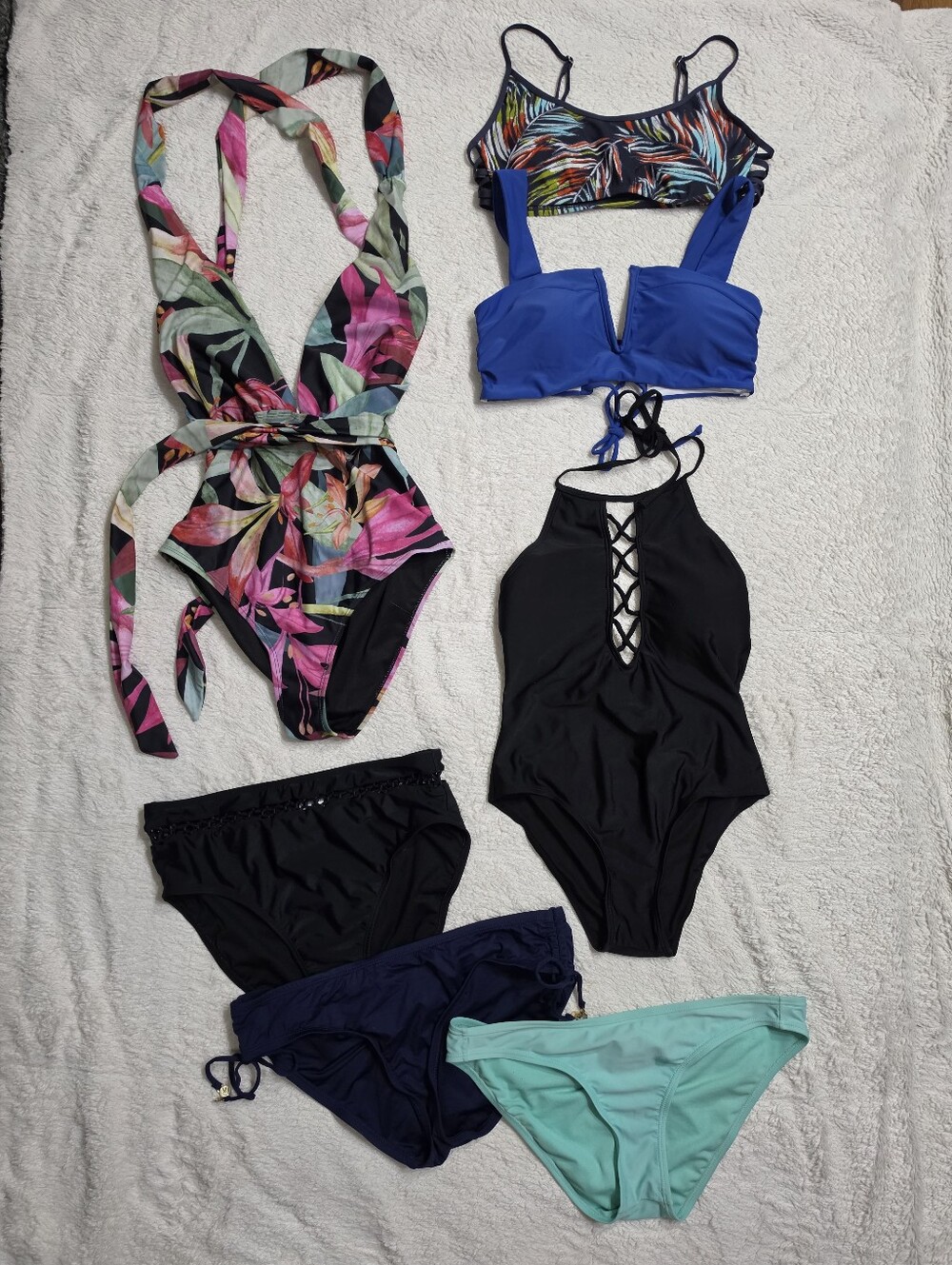 Lot of 7 Swim Bikini Items One Piece Swimwear Bikini Tops & Bottoms Size Medium